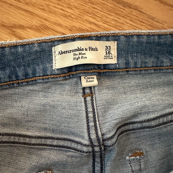 Abercrombie Curve Love High Rise Mom Jeans - Picture 4 of 6